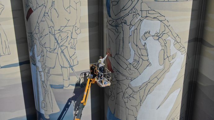 L’artiste Taroe (Nicolas Masterson), accoutumé aux œuvres muralistes et à l’art urbain, donne vie à sa plus grande création sur le silo portuaire de la Cavac aux Sables-d’Olonne. Pour habiller les sept cellules de 25 m chacune, soit une surface totale de 2 500 m2, la fresque monumentale aura nécessité 775 l de peintures. « De loin, on ne se rend pas compte des dimensions réelles, le visage d’un personnage mesure jusqu’à 5 mètres », s’en amuse Taroe. © THE NEXT MOVEMENT